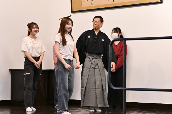 正しい姿勢を保ちながら歩くため、頭上に扇を載せて歩く練習も行いました
