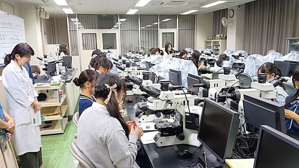 １人1台の高性能顕微鏡で、細胞のミクロな世界を探索