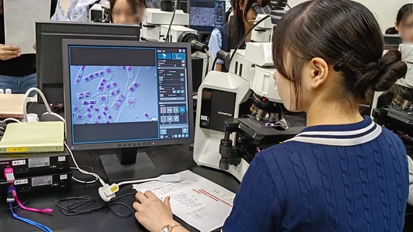 自分の操作している顕微鏡の画像が各自のモニターに