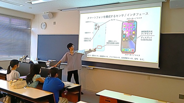 加藤先生の講座は対面とオンラインのハイブリッドで行われた