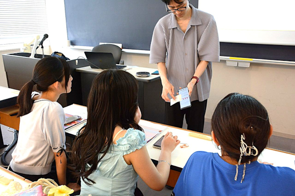 加藤先生の研究テーマの講義に熱心に耳を傾ける