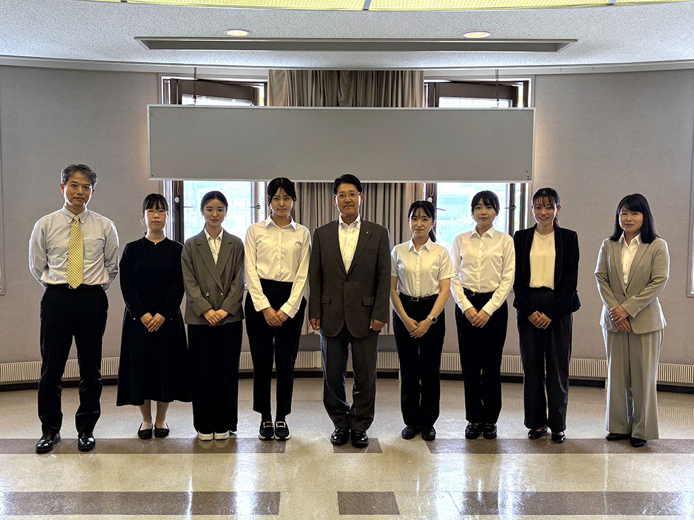 荒木町長とゼミ生、教員