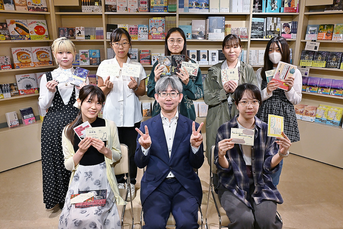 作成したPOPと選んだ本を手にする参加学生たちと加藤教授