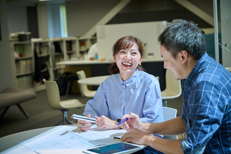 設計図をもとに打ち合わせをする武田さん