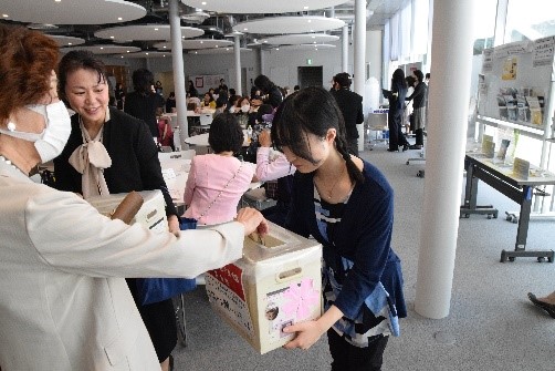 日本女子大学学生及び教職員有志による令和6年度能登半島地震の被災者支援の募金活動の様子