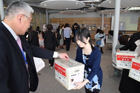 日本女子大学学生及び教職員有志による令和6年度能登半島地震の被災者支援の募金活動の様子