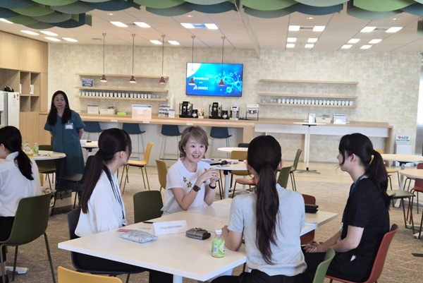 ミルハウス邦子氏（写真中央）からキャリア形成についてアドバイスをいただく学生たち