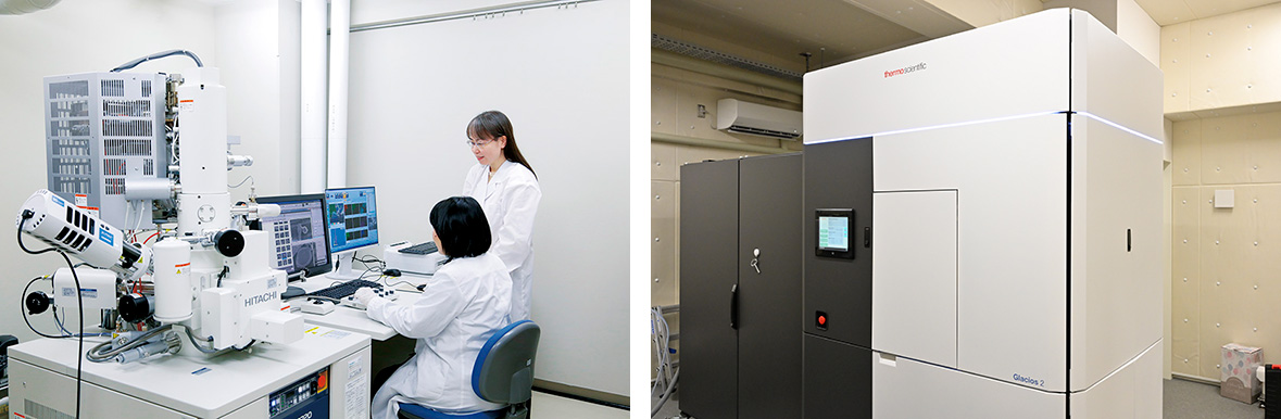 （写真左）日本女子大学が保有する 走査電子顕微鏡（SEM）　　（写真右）京都産業大学タンパク質動態研究所の クライオ電子顕微鏡