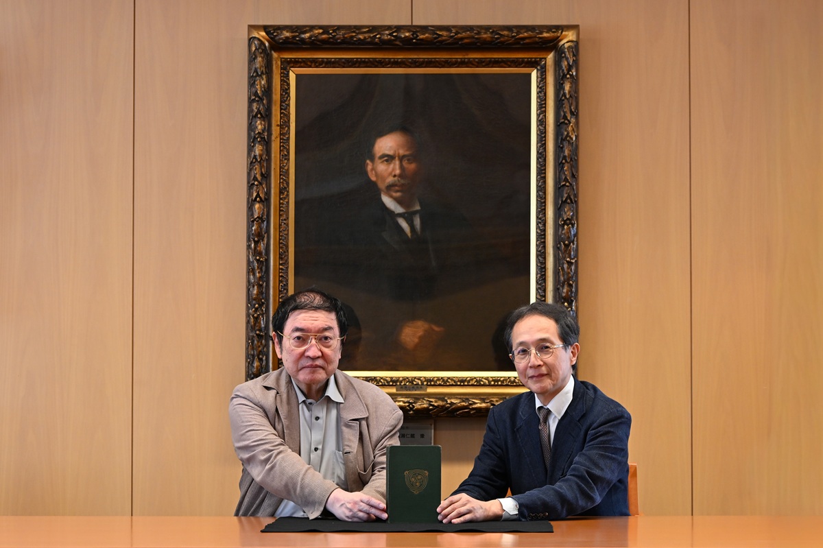 南條竹則氏（左）から北村暁夫図書館長（右）へ書籍を寄贈された際の様子