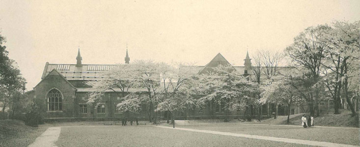 正門を挟んで向い合う豊明小学校（左）と豊明館（教育学部校舎）