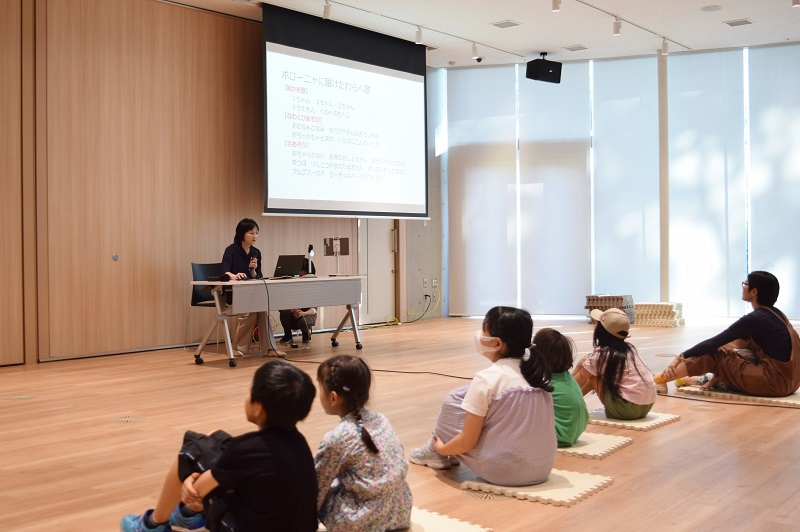 板橋区立中央図書館の1階図書館ホールにて