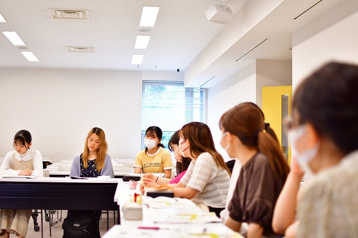 学生たちは準備していた質問や講義を通して感じた疑問を年金局の方に投げかけました