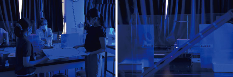 写真左から 暗くした実験室で、発信器から1mに検出器を準備/検出器の中央のネオンランプが赤く点灯