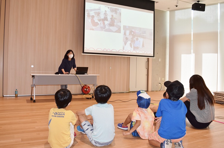 根津教授が前回集まったわらべ歌を紹介