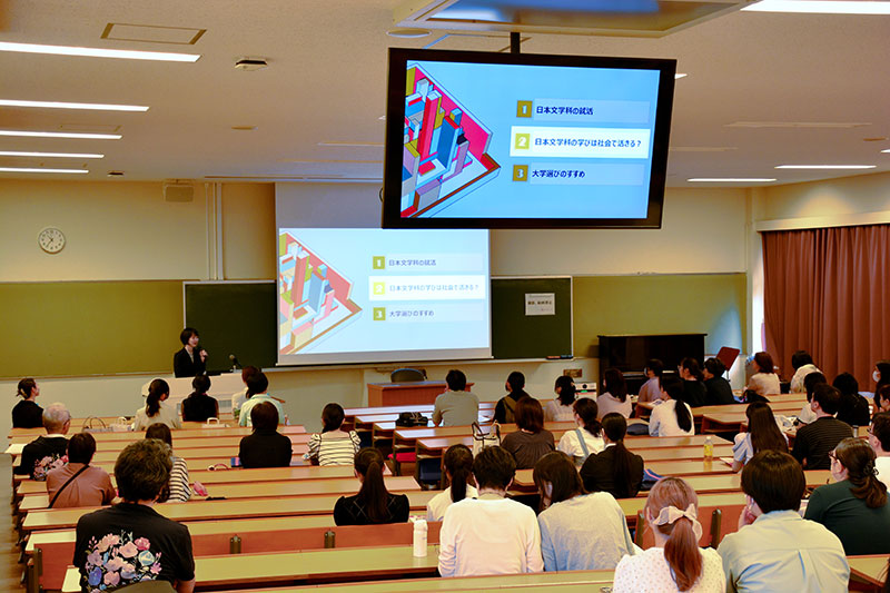 日本文学科卒業生として、高校生に進路選択のヒントを届ける大辻さん(本学オープンキャンパスにて)