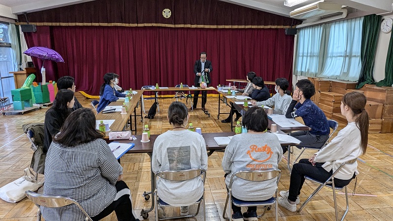 千駄木幼稚園での杉山教授による研修会の様子